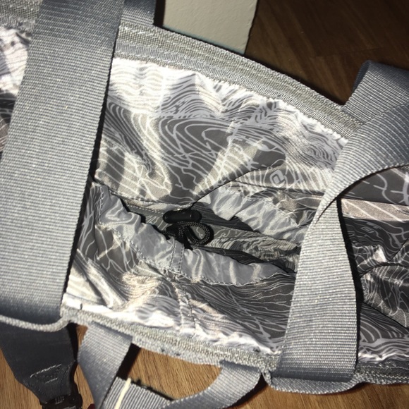 Bag. It’s great for the pool or camping - Picture 4 of 6